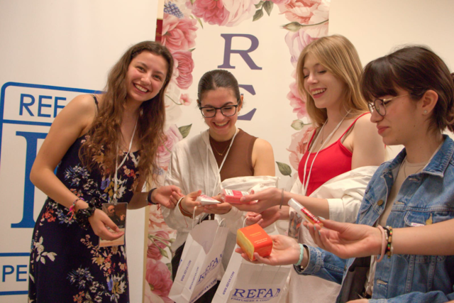 РЕФАН България подкрепи и зарадва със стотици подаръци Европейския младежки парламент