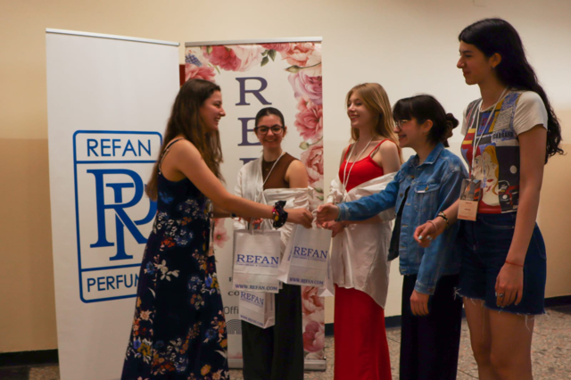 РЕФАН България подкрепи и зарадва със стотици подаръци Европейския младежки парламент