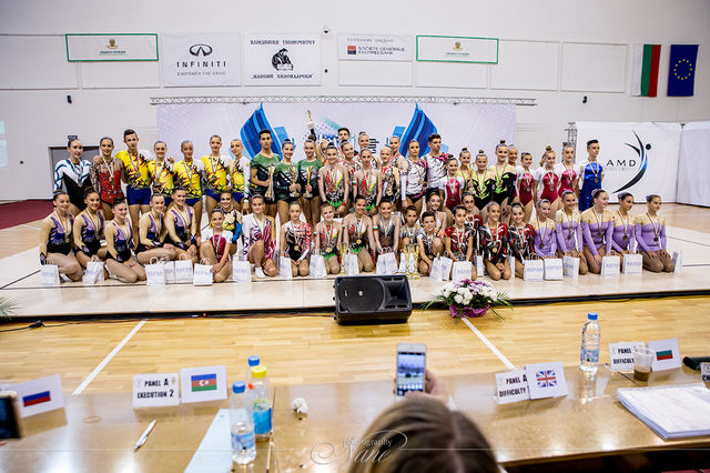 Победителите от международен турнир по аеробика с подаръци от REFAN