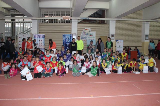 Участници в детски спортен празник с подаръци от REFAN