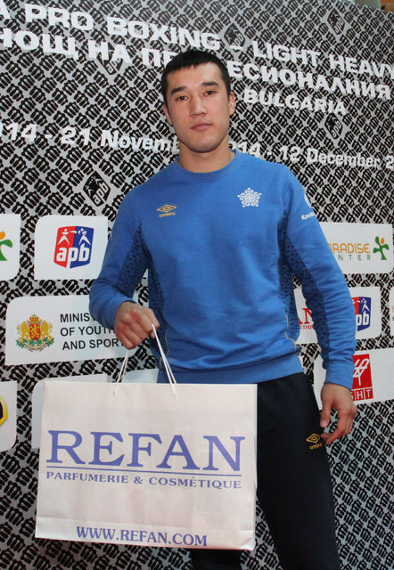 “Рефан България” спонсор на световно известни боксьори