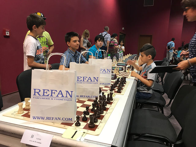 Подаръци от REFAN получиха участниците във Втория шахматен блиц турнир