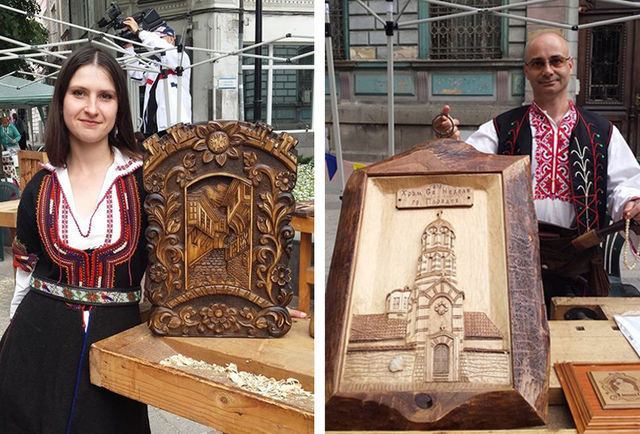 Майстори-дърворезбари с  подаръци от „Рефан България“