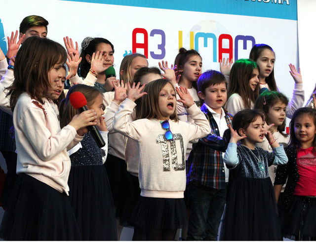 REFAN с трогателен плакет от "невидимите деца" на България