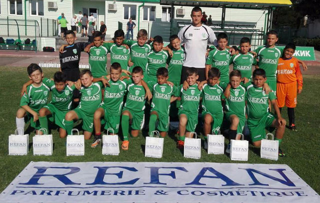 Рефан България подаде ръка за възраждането на още една голяма футболна школа!
